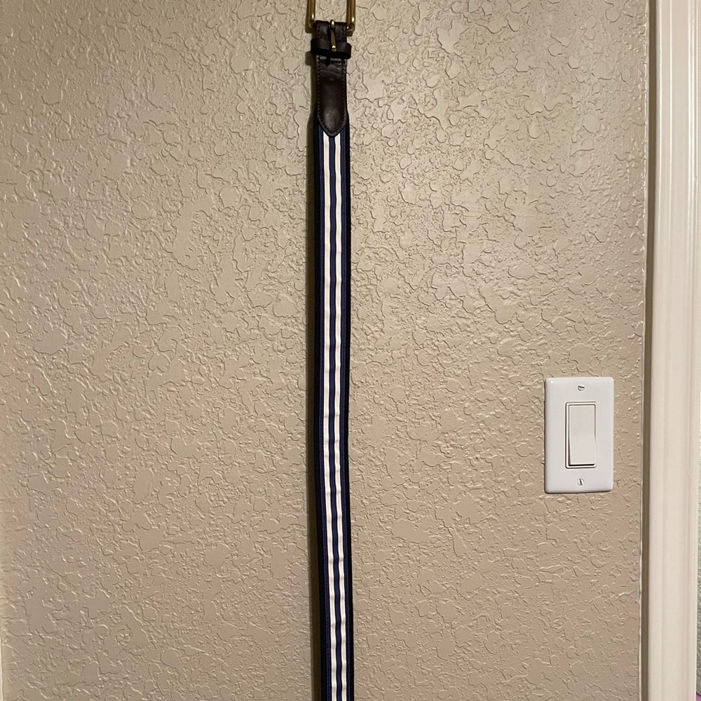 Navy and White Vineyard Vines belt (size 32)